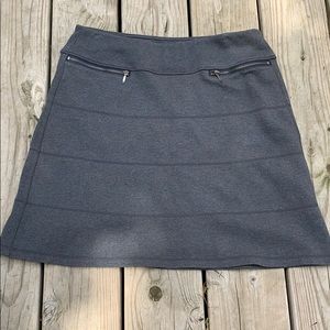 Excellent condition. Athleta grey skirt. Size M.